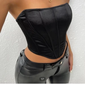 Korsett - En helt ny korsett! Säljer pga att jag ej tycker det är min stil! Strl M!