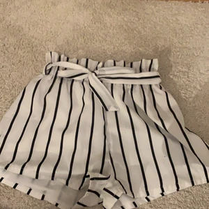 Randiga shorts  - Ett par randiga shorts. Säljer dom för att de är försmå. 