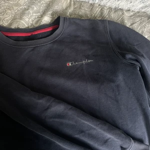 champion teöja - vintage champion tröja i marinblå. passar storlek xs-s