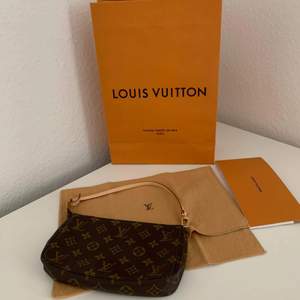 Louis Vuitton Pochette vintage Har byt axelrem från LV butik. Serienummer SD0034 (År1994) Den är vintage skick. Kan skickas flera bilder vid intresserad. Kontrollerad av Vestiaire Våra instagram: thevintage.studios Finns ute på Vestiaire och Tise