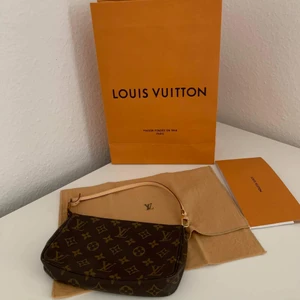 Louis Vuitton Pochette vintage - Louis Vuitton Pochette vintage Har byt axelrem från LV butik. Serienummer SD0034 (År1994) Den är vintage skick. Kan skickas flera bilder vid intresserad. Kontrollerad av Vestiaire Våra instagram: thevintage.studios Finns ute på Vestiaire och Tise