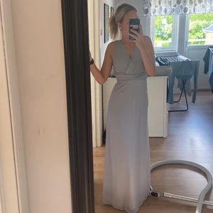 Balklänning  - Hej! Säljer nu min balklänning pågrund av att den inte kommer till användning mer!jätte fin!  Jag är 1,67 och den går precis ner till golvet på mig, kan även vara en bra längd för en lite kortare än mig och en längre! Den har väldigt fin v-ringning i både rygg och vid brösten, men den är inte för v-ringad så man visar hela brösten utan lagom v-ringad! Skicka ett meddelande om du är intresserad, köparen står för frakten! 