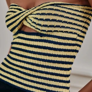 Blågul sommartopp - Super fin topp i blå och gul, aldrig använd och säljs pga för liten i bysten