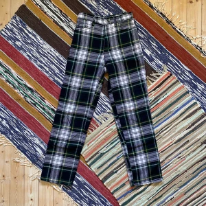 Gröna rutiga byxor - Fräna sköna skjortaktiga byxor i rutigt mönster. Raka ben. I fint skick. För fler bilder eller mått kontakta mig ‼️ Frakt sker via PostNord spårbart 57 kr 📦