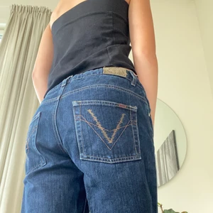 Jeans med coola bakfickor😍 - Säljer ett par jättefina, straight jeans. De är i storlek w29/l32 (har klippt de så innerbenslängd: 80cm) Midja: 80cm. De har ett skosnöre i midjan så kan passa även om de är lite för stora💓💓