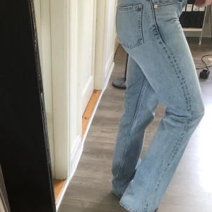 Zara jeans mid rise straight  - Säljer mina blåa populära jeans från zara i storlek 34. Säljer dessa då jeansen var för små för mig. Jeansen är endast använd en gång. 160kr + frakt (66kr)!💕