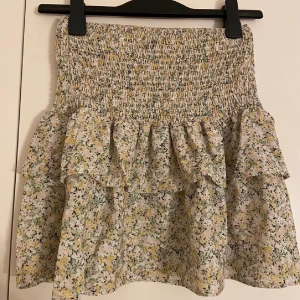 Blommig kjol  - Kjol från märket Dazy, i nyskick och använd en gång. Storlek S men passar även andra storlekar då den har resår i midjan. Frakten kostar 49kr och är spårbar 🌼