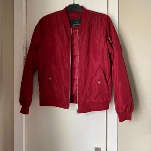 Jacka  - Bomberjacka röd dam, använd fåtal gånger. Storlek M