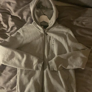 Grå sail racing - Säljer min gråa sail racing zip hoodie. Den är i bra skick. Storlek 170 sitter som en S/M. Köpte för 1300 säljer för 800kr ( priset kan dock diskuteras) 