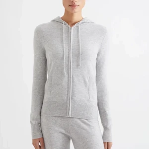 Soft goat zip up - Säljer min superfina grå zip up tröja från soft goat då den inte kommer till användning! Storlek M men passar också S. Är i jättefint skick och köptes för 2295kr. Skriv privat för fler bilder!💕