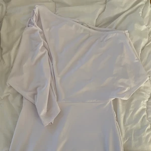 klänning - klänning från hanna schönberg kollektion, ej kommit till användning. köparen står för frakten❤️