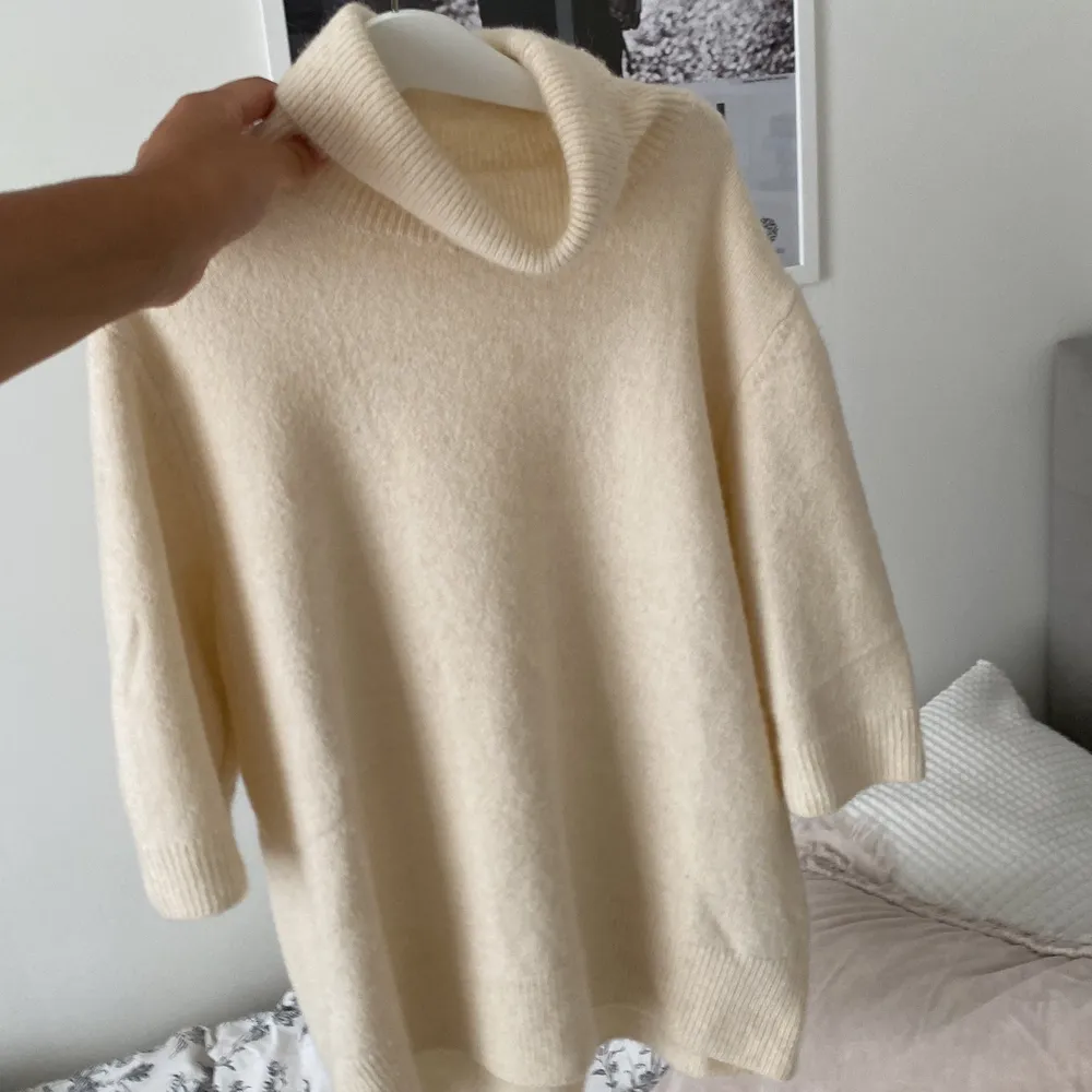 Säljer denna fina stickade tröjan från hm💗 storlek S. Använd 1 gång så den är i nyskick! Tryck inte på köp direkt!! . Stickat.