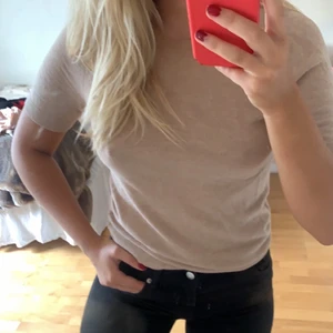 Stickad T shirt  - Stickad t shirt perfekt till skolan. Så fin färg och älskar guldknapparna där bak. 