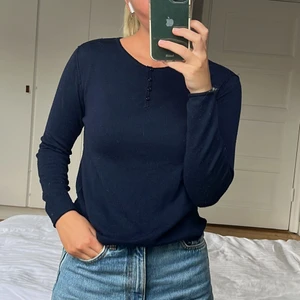 Mörkblå tröja  - Tröja från Why Not Little i strl 14/16 år! Den är rätt zadig inspirerad. Passar mig som är 172cm och 20 år