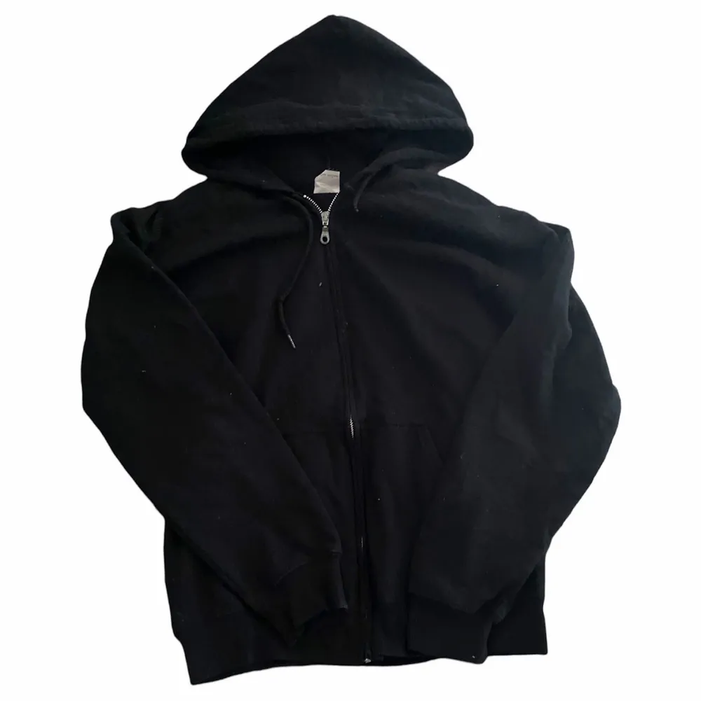 svart basic zip up hoodie köpt på plick men använder inte. Hoodies.