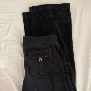 Juicy couture mjukis - Vet ej om äkta.  Strlk M men korta i längden. Sitter lite kort på mig som är runt 157! Stretchiga i midjan. Bra skick!