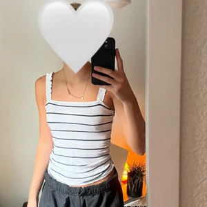 toppar  - Alla samma modell, tror den blåa är i strl xl men den passar mig som har xs-s. Pris går att diskutera och frakt står köparen för!