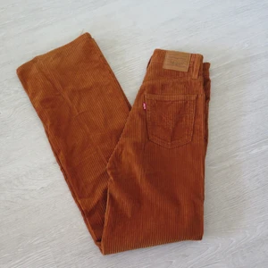 Ribcage wide leg - Coola manchesterbyxor från Levi’s i modellen Ribcage wide leg, bra skick🌟 strl 24/32. 