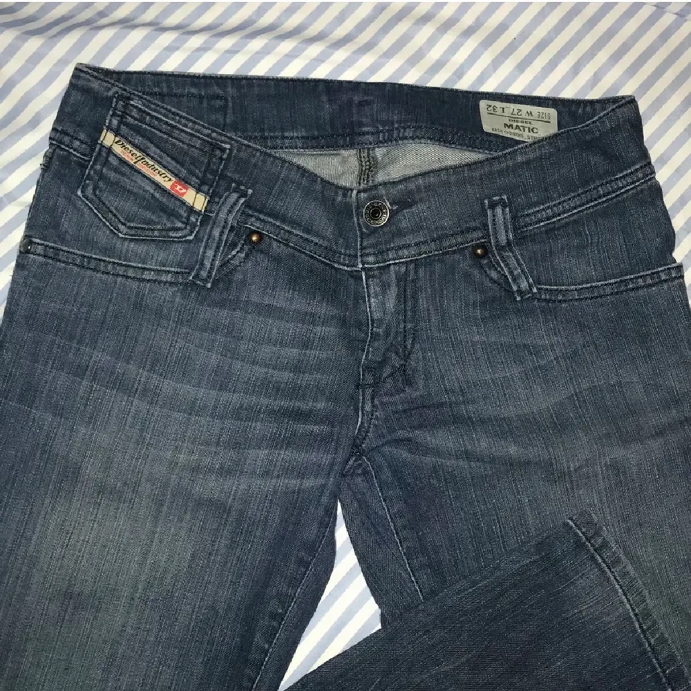 säljer dessa superfina lågmidjade jeans ifrån diesel som var för små. köpta här på plick, bilderna är lånade💕💕. Jeans & Byxor.