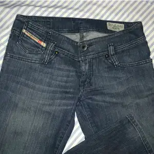 säljer dessa superfina lågmidjade jeans ifrån diesel som var för små. köpta här på plick, bilderna är lånade💕💕
