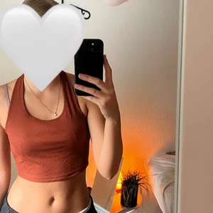 topp - Brun topp. Pris går att diskutera och frakt står köparen för! 