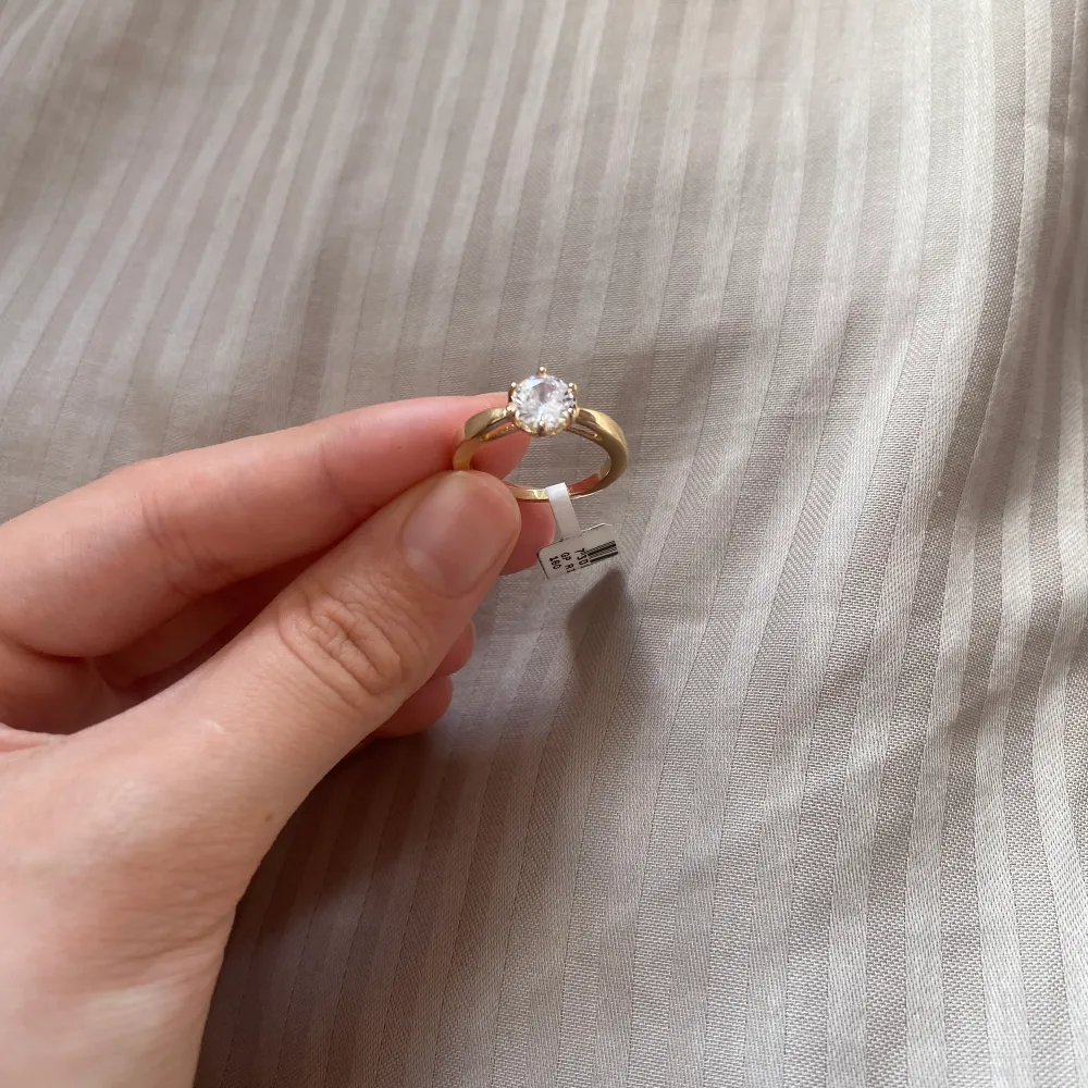 Köpte denna ring igår som skulle vara en present till min syster men det var fel ring.  Köptes igår från Ur&Penn har kvitto och prislappen är kvar på ringen. 18K Guldpläterad Ordinarie pris 398kr. Accessoarer.
