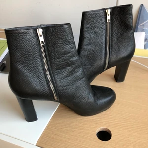 Filippa K högklackade boots - Näst intill oanvända högklackade skor i läder säljes. Passar bland annat till kostymbyxor, jeans och långkjol.