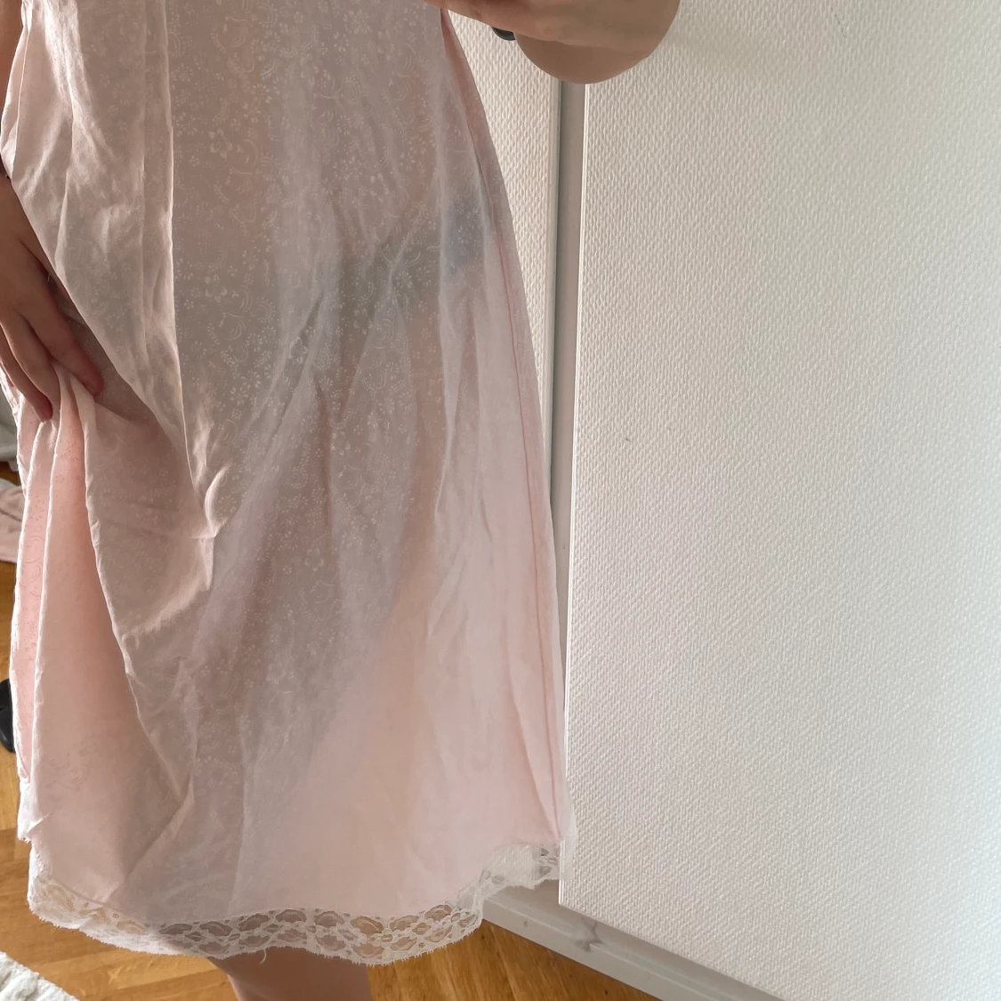 Ljusrosa klänning med spets - 90