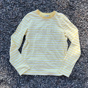 Långärmad randig tröja - & Other Stories  - Långärmad tröja, gulrandig från & other Stories i stl 34. Fint skick. Använd vid två tillfällen. 