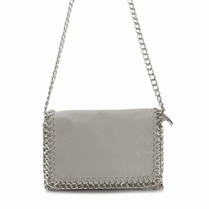 💓Grå Tiamo Väska💓 - (Första bilden är lånad)!💓 Säljer nu min slutsålda gråa Tiamo väska för att den ej kommer till användning. Använd ett fåtal gånger och är i fint skick. Passar till allt med sin fina grå färg, och lagom att ha med till skolan etc!!🌸💓🙌