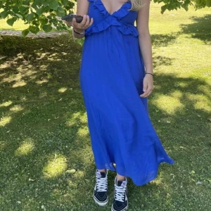 Klarblå klänning - Jag ska nu sälja min super fina klarblå klänning ifrån hm, klänningen är använd en gång och säljer den därav. Nypris är 400kr. 