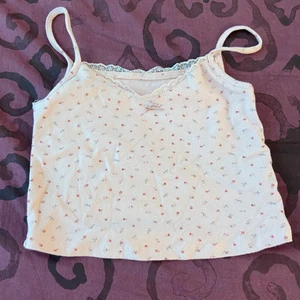 Vit blommig topp - Toppen ser liten ut men den är väldigt stretchig👌🏼