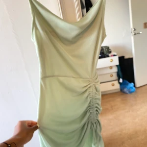 Fin kläning  - Lite mer lyxig kläning med volang och detalj nertill som man kan scruncha upp själv, storlek S