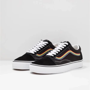 Vans old skool Pride - Limited edition Vans i svart med en regnbåge på sidan, modell ”Vans Old Skool unisex Pride”. Jättesnygga och unika! Använda ett fåtal gånger och i jättefint skick. Storlek 37.  Medföljer dustbox och extra skosnören.  Säljes pga används inte.