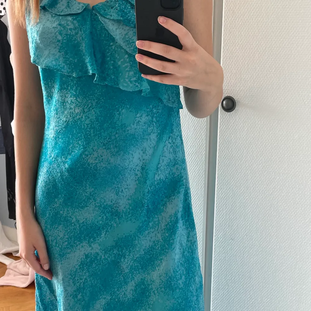 Blå klänning med paljettdetaljer och volanger 🤍. Klänningar.