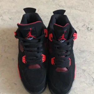 Jordan 4 red thunder - Kan mötas upp (Trollhättan)  Låda och kvitto medföljer ej Frakt 99kr spårbar +99 Vid intresse och frågor skriv privat AA-kopior