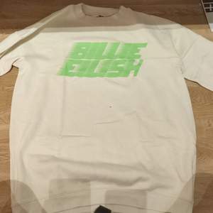 En Billie eilish tröja som nästan aldrig är använd. Använd ett fåtal gånger bara. 