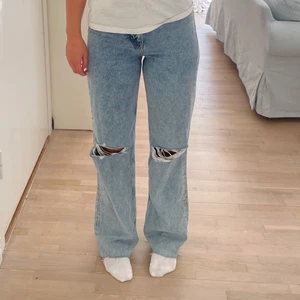 Jeans - Fina jeans från ZARA. Fint skick!! Jag är 172, till referens. 