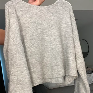 Grå stickad tröja - Gosig och bekväm stickad tröja!  Köparen står för frakt🤍