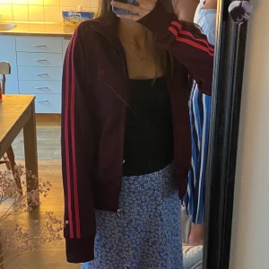 Fred Perry kofta - En vinrödFred Perry kofta köpt år 2000. Den är storlek 40/L i kvinnostrolek men passar mig med 34/S, inte alldeles för stor. Nypris för en sådan är mellan 999-1400. (Vi diskuterar frakt)