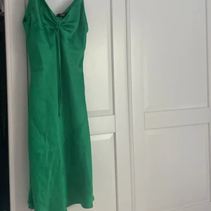 Grön satin klänning  - En jätte fin grön klänning från Bik bok, den har inte kommit till användning därav säljer den