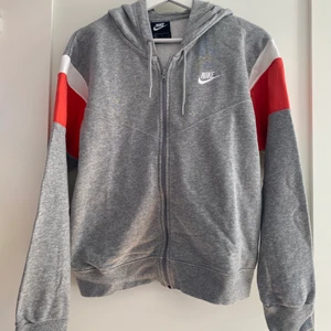 Nike Kofta - Säljer denna Nike kofta i storlek S. Köpt för ungefär 2 år sedan, säljer den pågrund av jag inte använder inte den längre. Använd väldigt sparsamt, plagget är i väldigt bra skick :)
