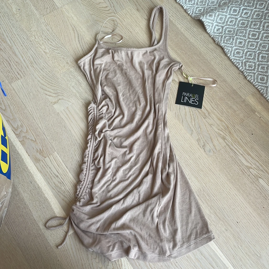 OANVÄND BRUN/BEIGE KLÄNNING