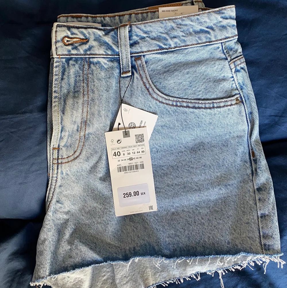 Ett par så snygga jeansshorts i mid rise modell från Zara i storlek 40. Aldrig använda med lappar kvar. Skriv privat för fler bilder eller vid frågor☺️. Shorts.