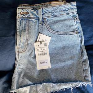 Ett par så snygga jeansshorts i mid rise modell från Zara i storlek 40. Aldrig använda med lappar kvar. Skriv privat för fler bilder eller vid frågor☺️
