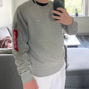 Stilren grå sweatshirt med bra passform för storlek S. Använd endast ett fåtal gånger och säljs nu på grund av det. Pris: 175 kr - exklusive frakt.