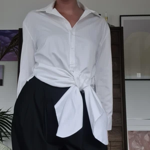 Skjorta med knytning - Vit croppad skjorta med knytningsdetalj