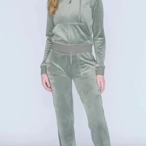 Juciy Couture  - Säljer nu mina juciy byxor, kan även byta då jag vill har begia eller mörkblå🥰 dem är i nyskick❤️