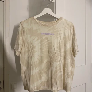 T-shirt med tryck - Säljer denna t-shirten med tryck ifrån H&M