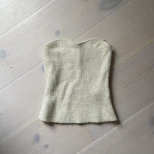 Topp från &otherstories - Säljer min oanvända tubtopp från &otherstories, endast provad. Inga defekter utöver att lappen har lossnat i 3 av 4 hörn, därav billigare pris! Kontakta mig om du är intresserad! Fraktkostnad ingår inte i priset